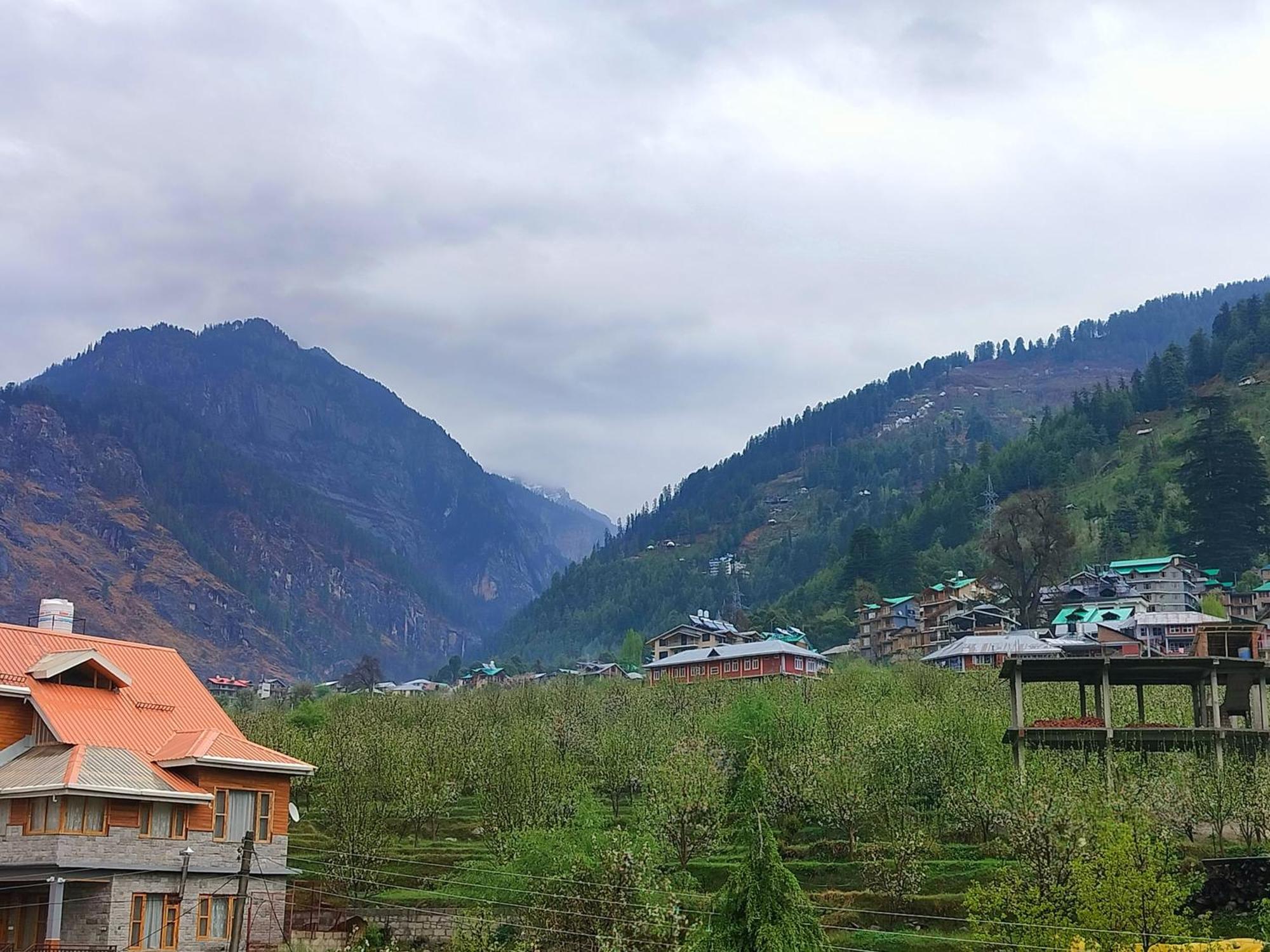 Hotel Sakura Palace Manali  Exterior photo